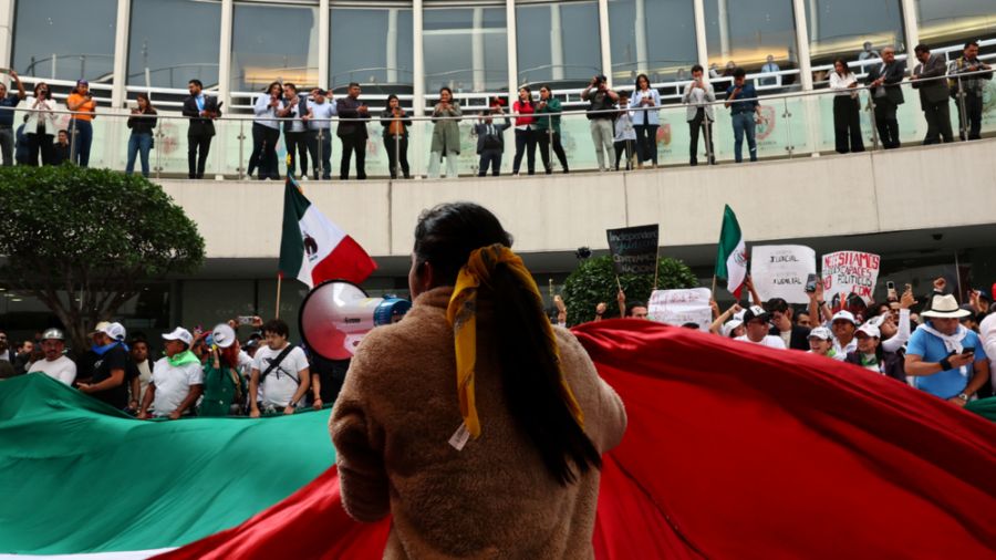 Irrumpen en el Senado