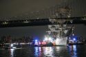 Equipos de respuesta a emergencias trabajando en el sitio de la colisi&oacute;n del buque escuela Cuauht&eacute;moc de la Armada de M&eacute;xico con el Puente de Brooklyn, en Nueva York, EU.