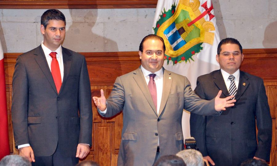 El de corbata roja