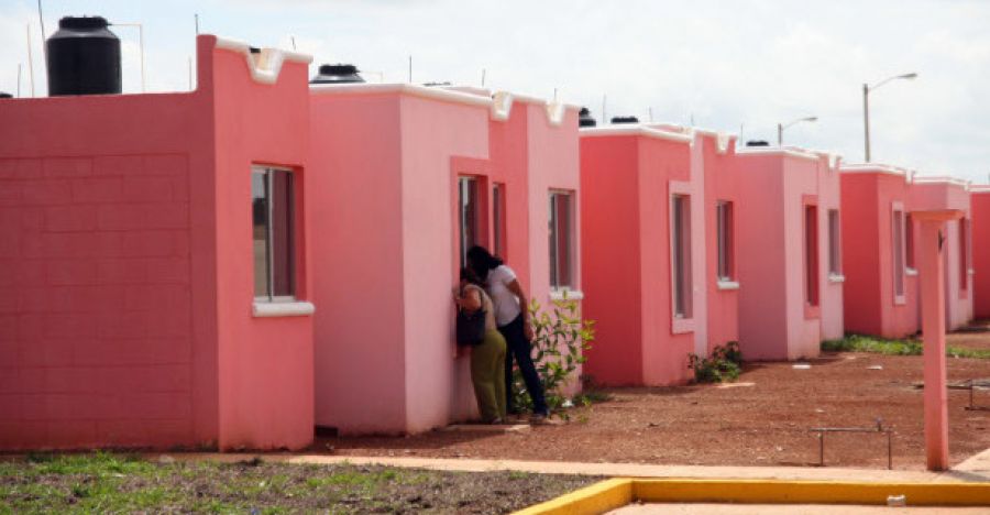 Infonavit promovi&oacute; 15 mil juicios para tomar casas supuestamente "abandonadas"en BC y Coahuila, denuncia diputado